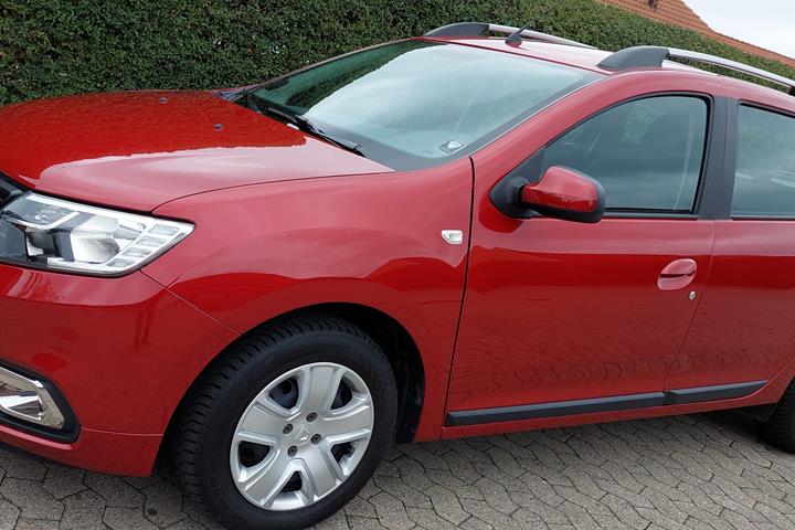 Rød Dacia Logan fra 2020