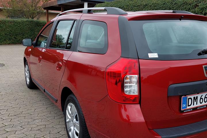 Rød Dacia Logan fra 2020