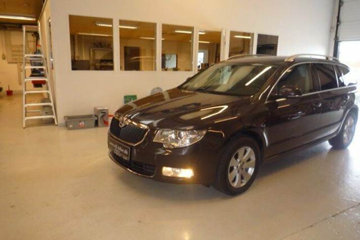 Grå Skoda Superb fra 2010 set udefra
