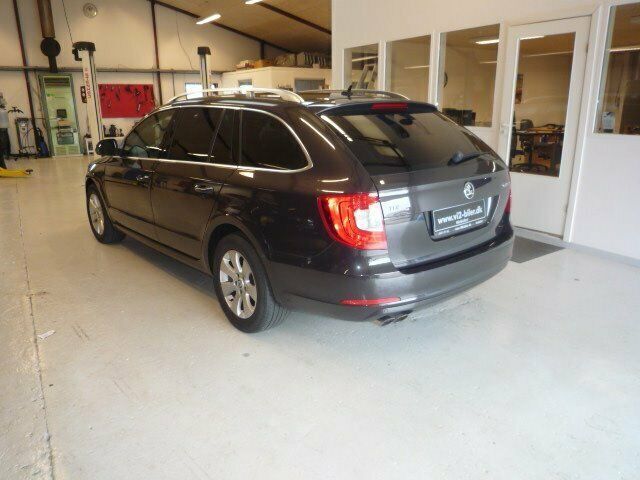 Grå Skoda Superb fra 2010