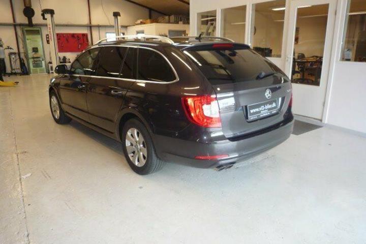 Grå Skoda Superb fra 2010