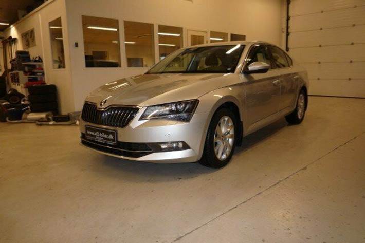 Sølv Skoda Superb fra 2016 set udefra