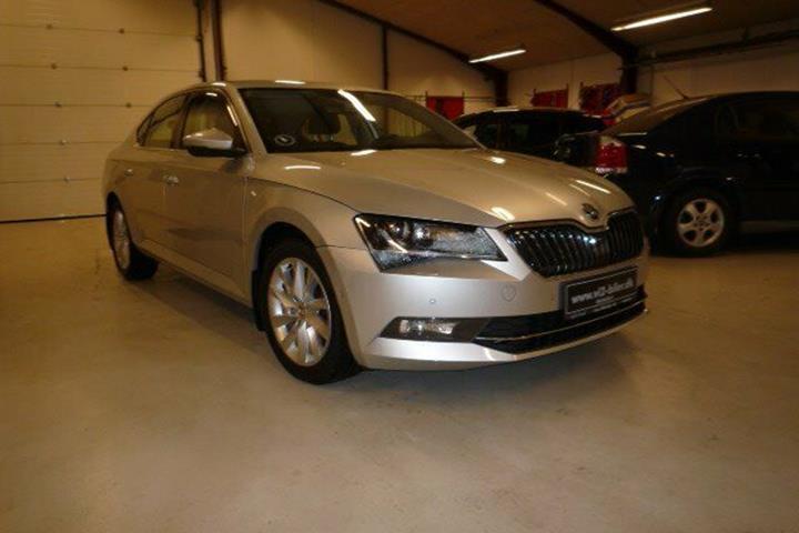 Sølv Skoda Superb fra 2016