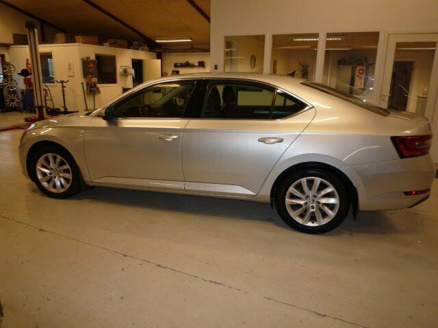 Sølv Skoda Superb fra 2016
