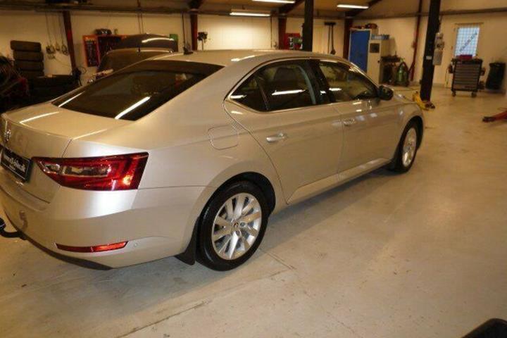 Sølv Skoda Superb fra 2016