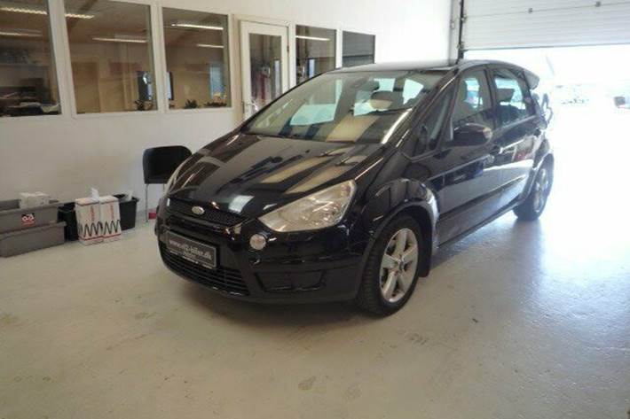 Sort Ford S-MAX fra 2006 set udefra