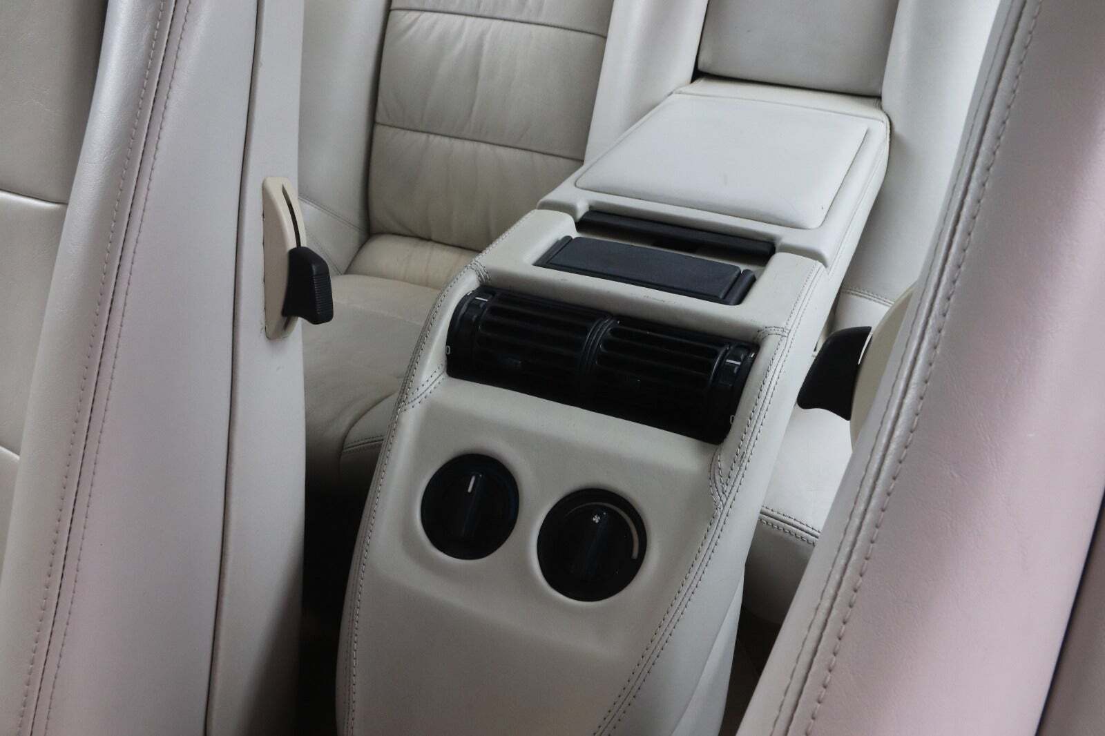 Rød BMW M6 fra 1987 set indefra