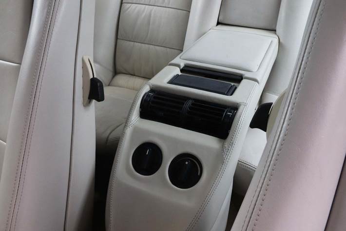 Rød BMW M6 fra 1987 set indefra