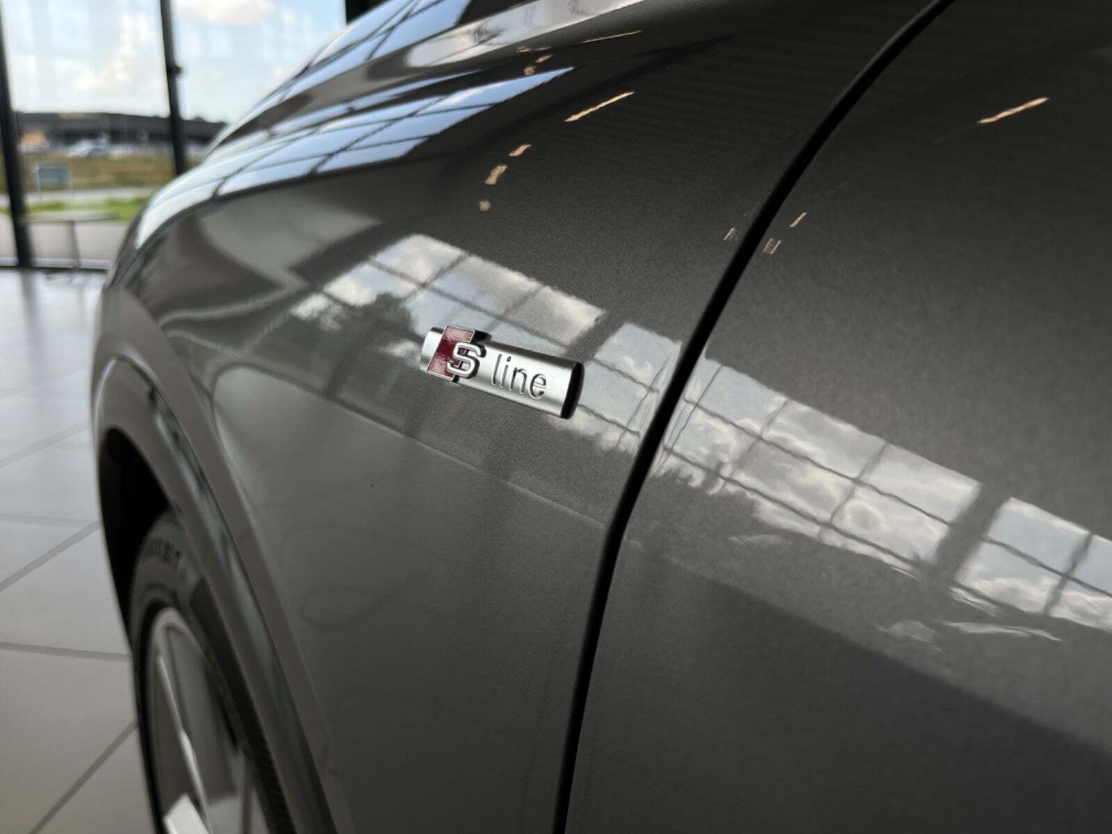 Grå Audi Q4 e-tron fra 2021