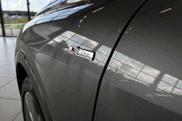 Grå Audi Q4 e-tron fra 2021