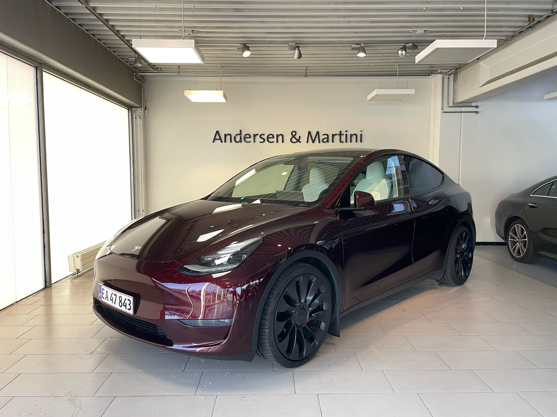 Rød Tesla Model Y fra 2023 set udefra
