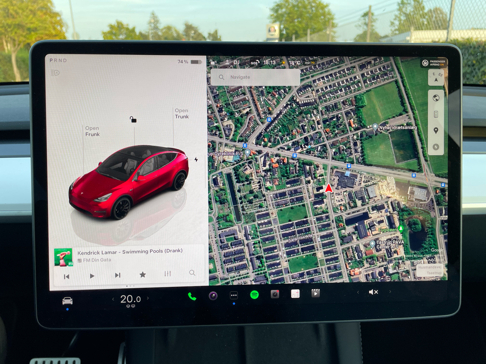 Rød Tesla Model Y fra 2023