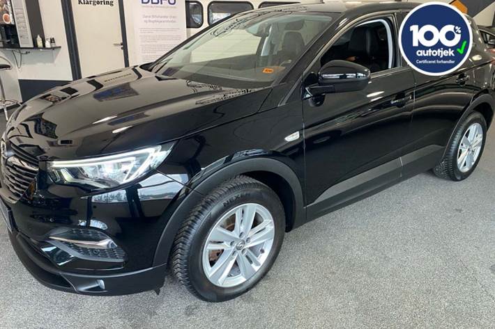 Sort Opel Grandland X fra 2018 set udefra