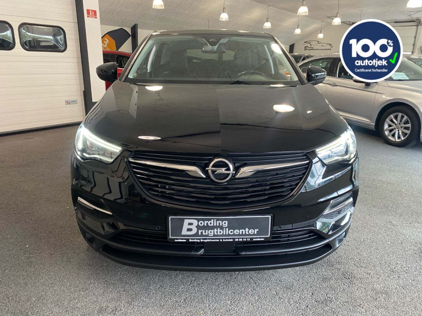 Sort Opel Grandland X fra 2018 set udefra