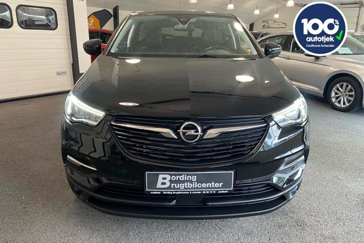 Sort Opel Grandland X fra 2018 set udefra