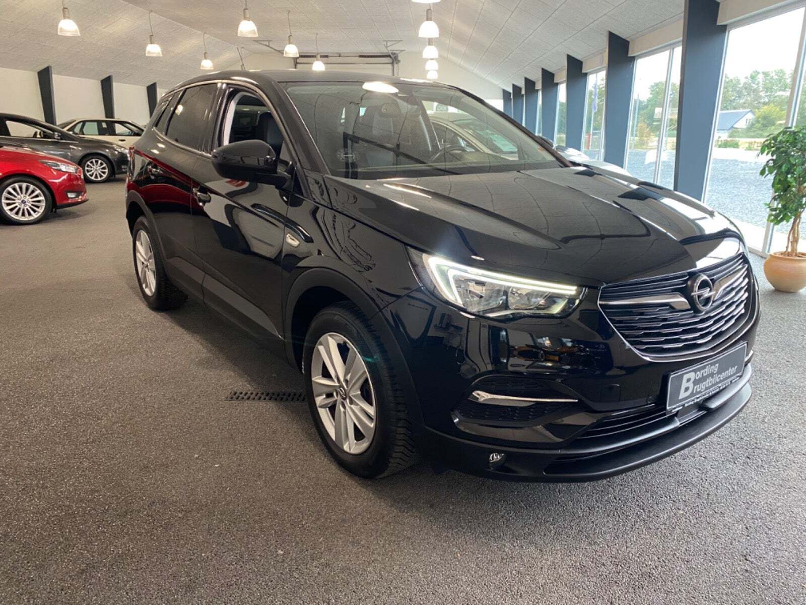 Sort Opel Grandland X fra 2018 set udefra