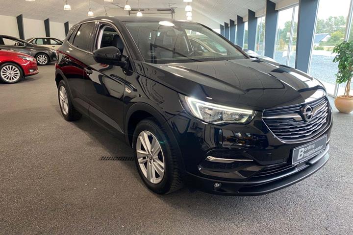 Sort Opel Grandland X fra 2018 set udefra