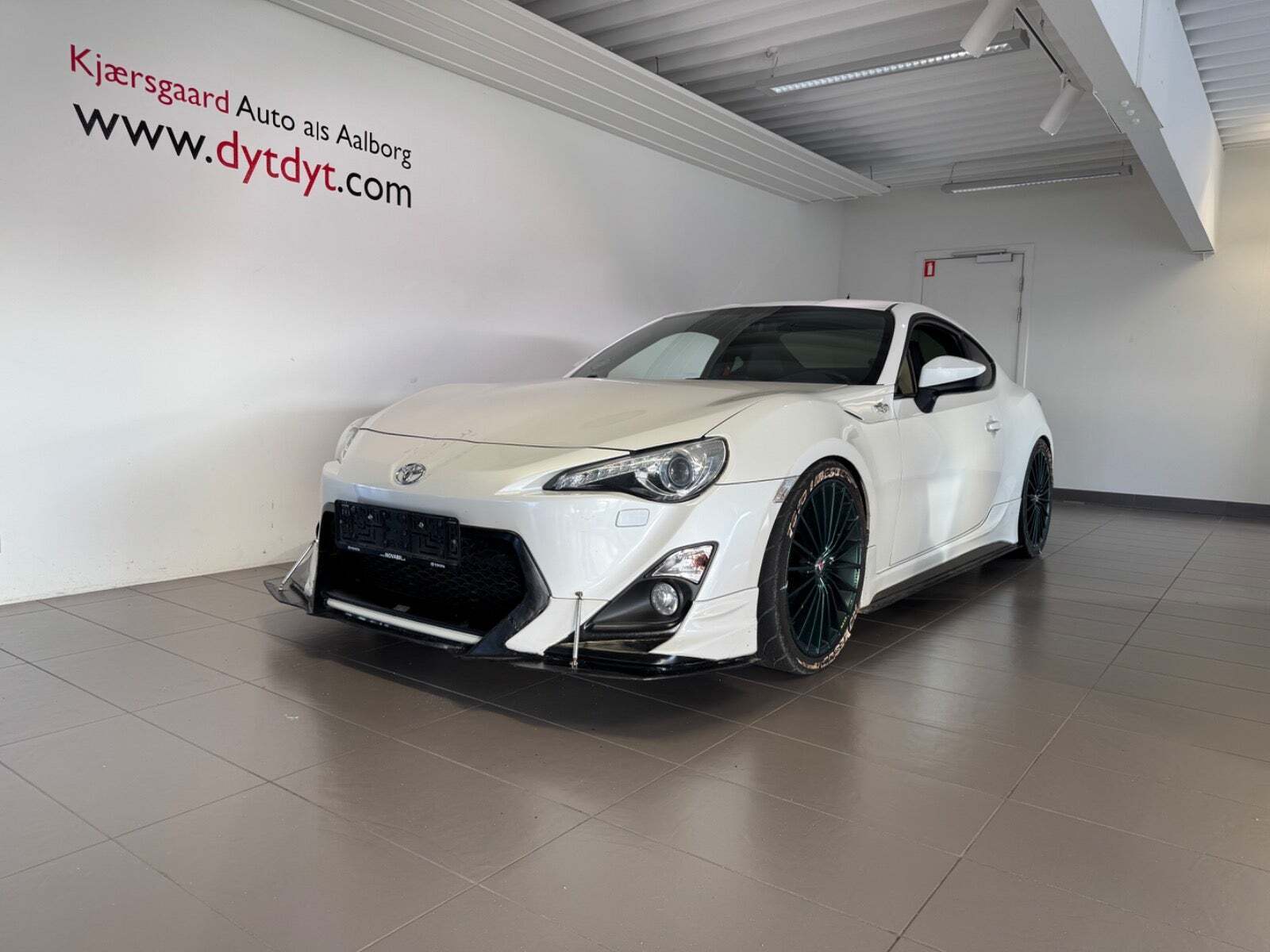 Hvid Toyota GT86 fra 2012 set udefra