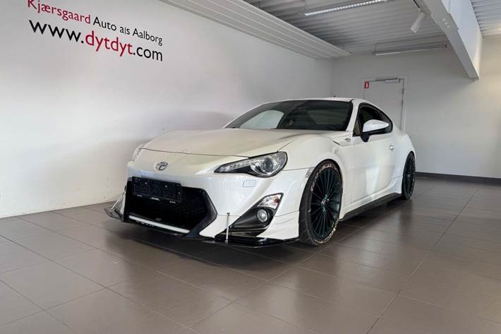 Hvid Toyota GT86 fra 2012 set udefra