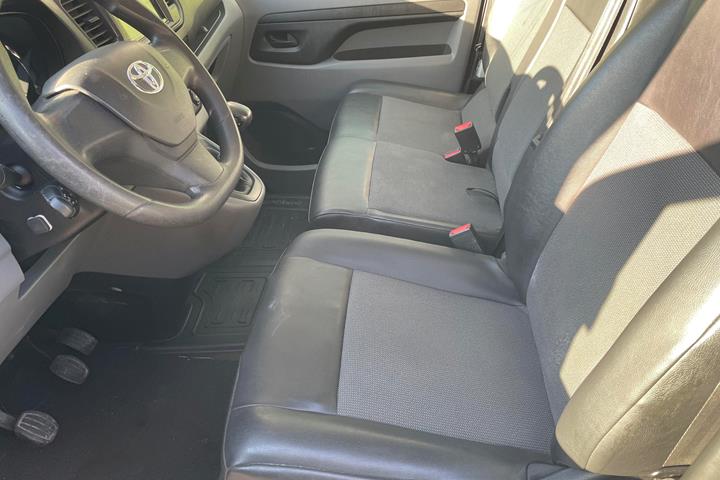 Hvid Toyota ProAce fra 2019
