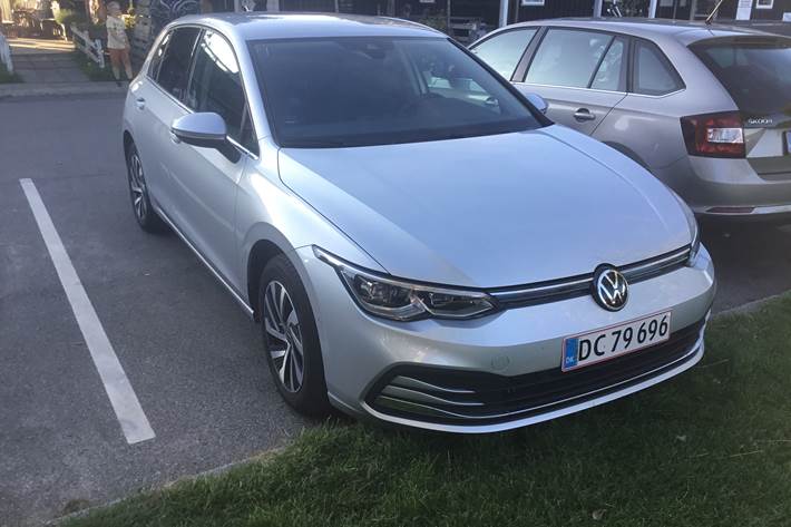 Grå VW Golf fra 2021