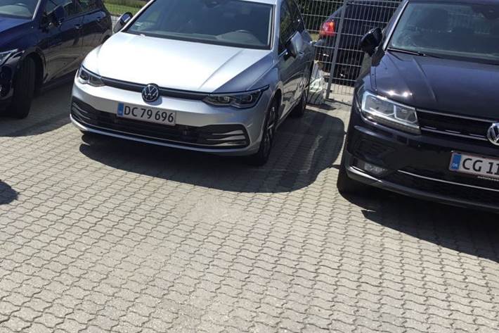 Grå VW Golf fra 2021