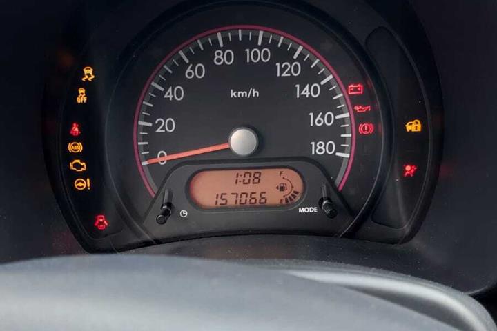 Grå Suzuki Alto fra 2012