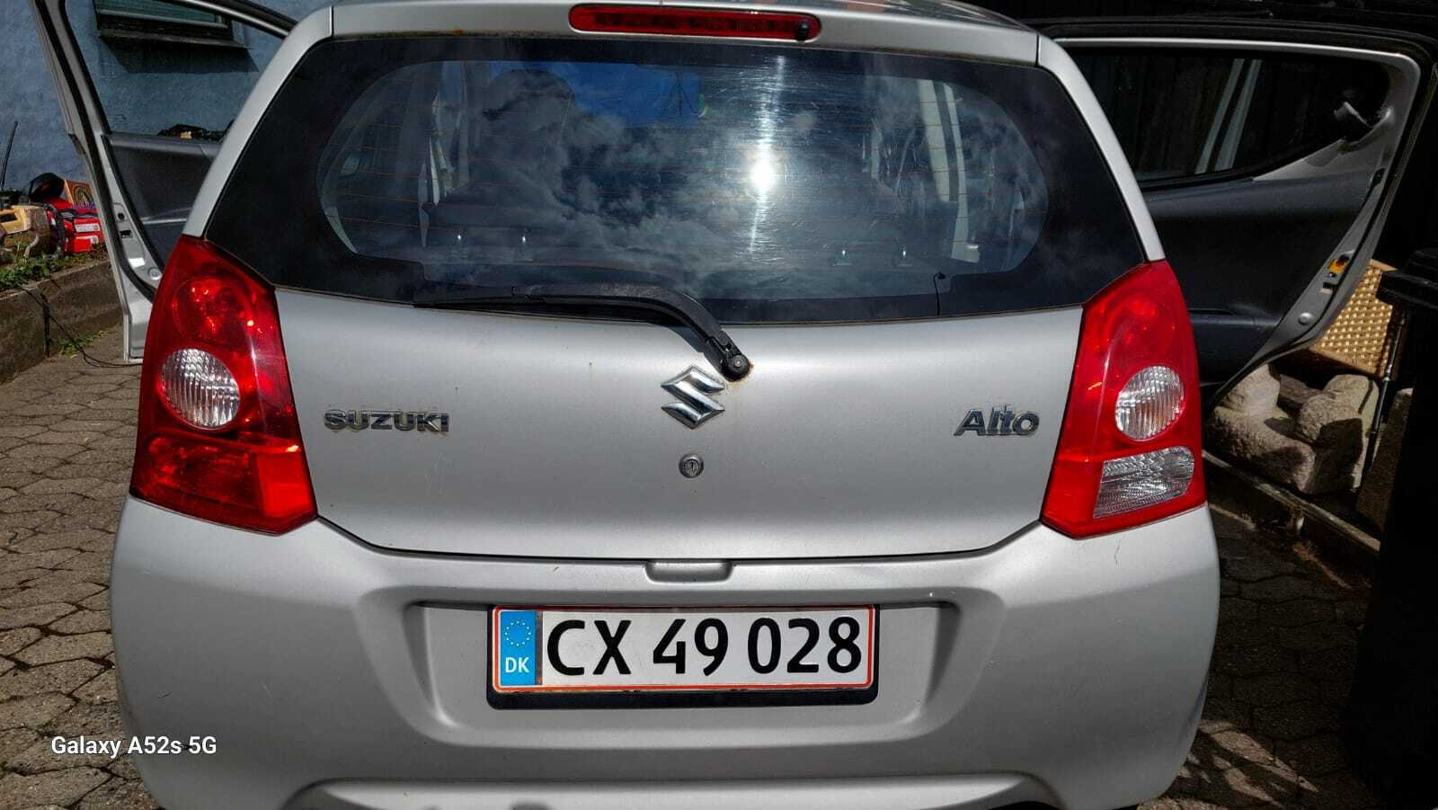 Grå Suzuki Alto fra 2012