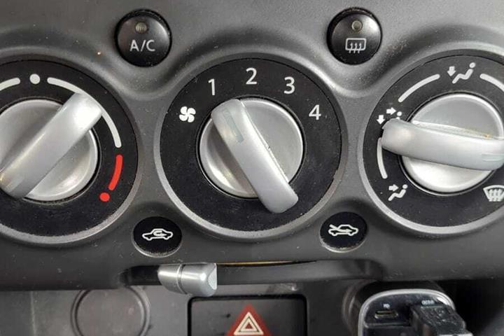 Grå Suzuki Alto fra 2012