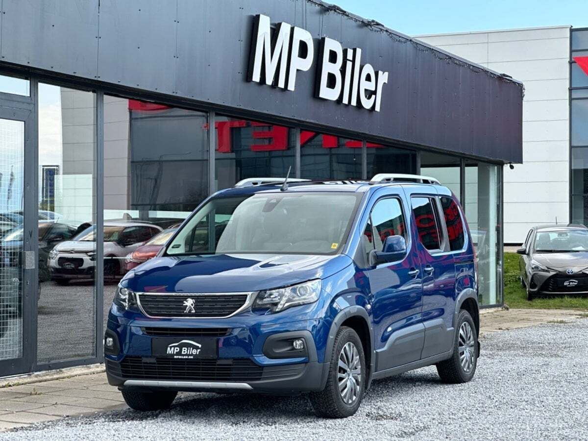 Blå Peugeot Rifter fra 2018 set udefra