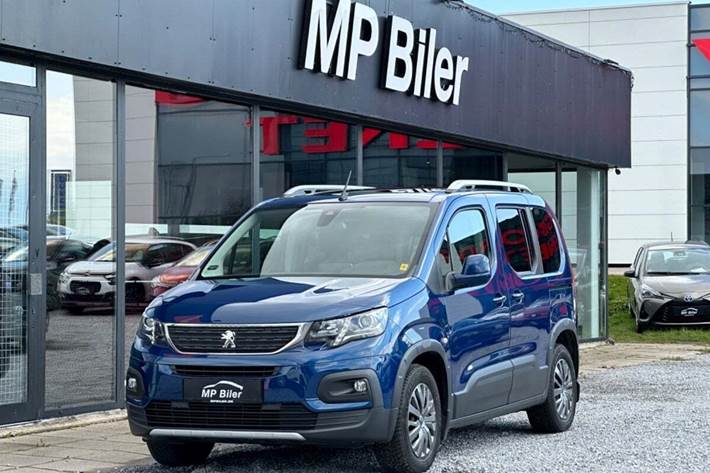 Blå Peugeot Rifter fra 2018 set udefra