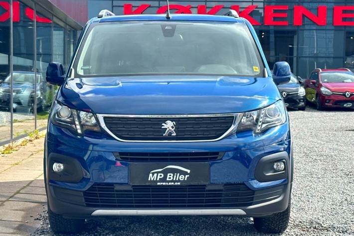 Blå Peugeot Rifter fra 2018 set udefra