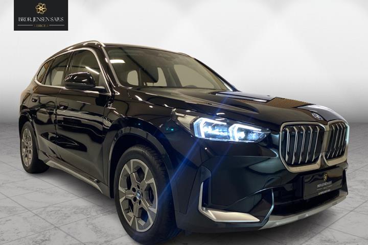 Sort BMW iX1 fra 2023 set udefra