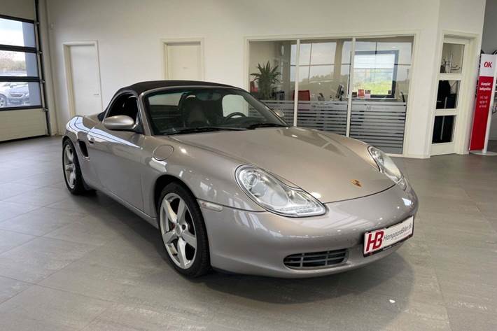 Sølv Porsche Boxster fra 2000 set udefra