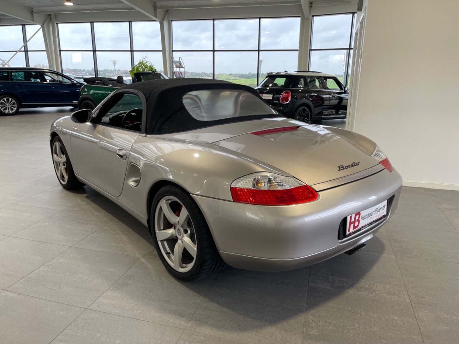 Sølv Porsche Boxster fra 2000 set udefra