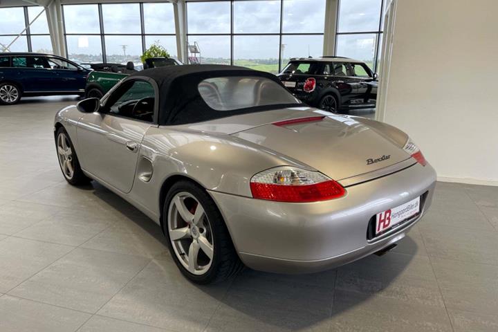 Sølv Porsche Boxster fra 2000 set udefra