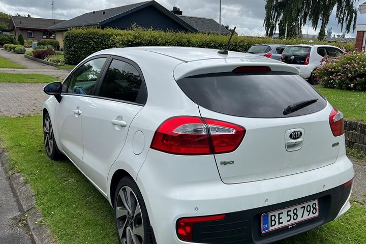 Hvid Kia Rio fra 2016