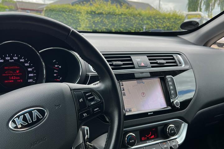 Hvid Kia Rio fra 2016