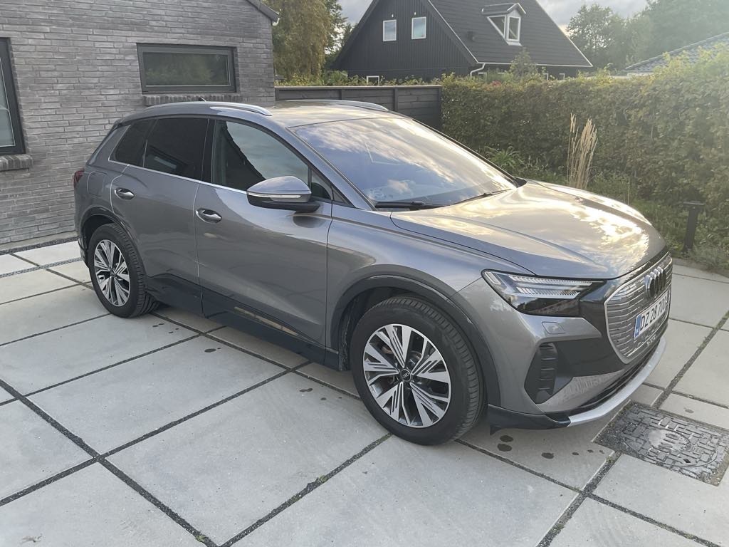 Grå Audi Q4 e-tron fra 2023