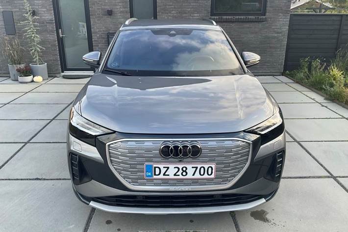 Grå Audi Q4 e-tron fra 2023