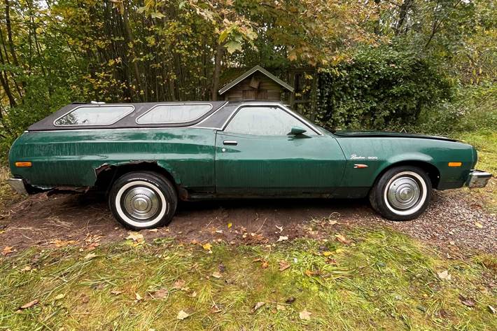 Grøn Ford Ranchero fra 1974