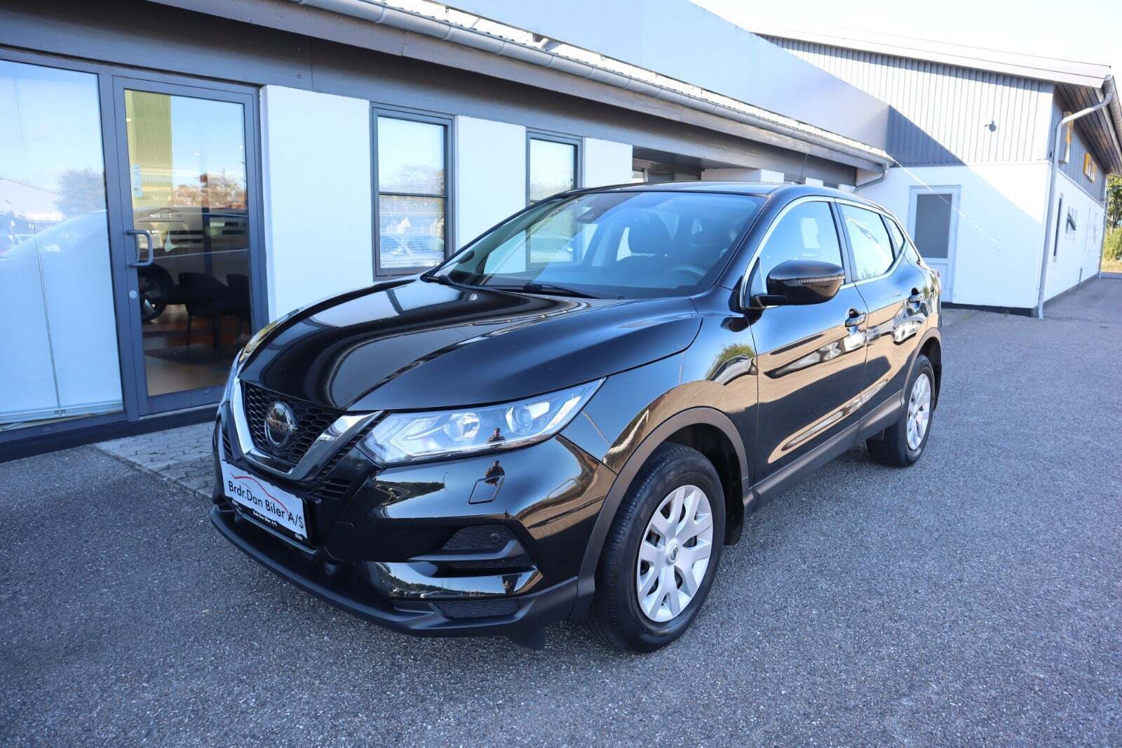 Sort Nissan Qashqai fra 2018 set udefra