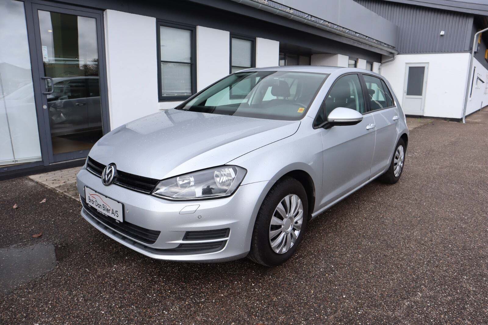 Sølv VW Golf VII fra 2015 set udefra