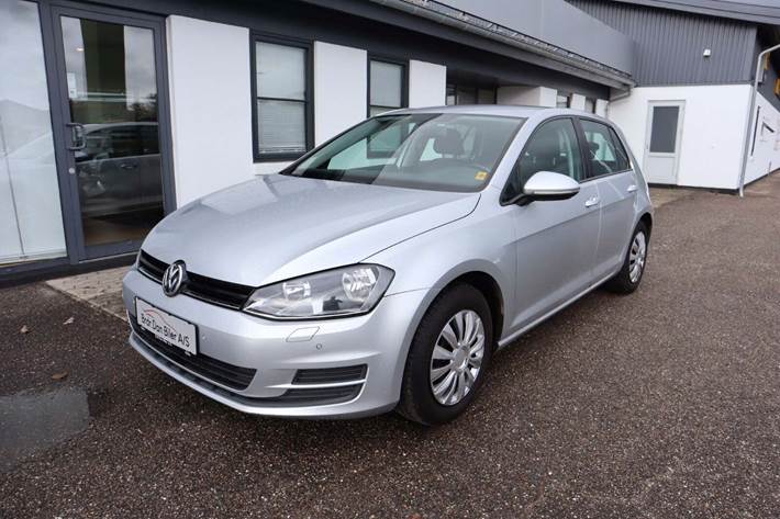 Sølv VW Golf VII fra 2015 set udefra