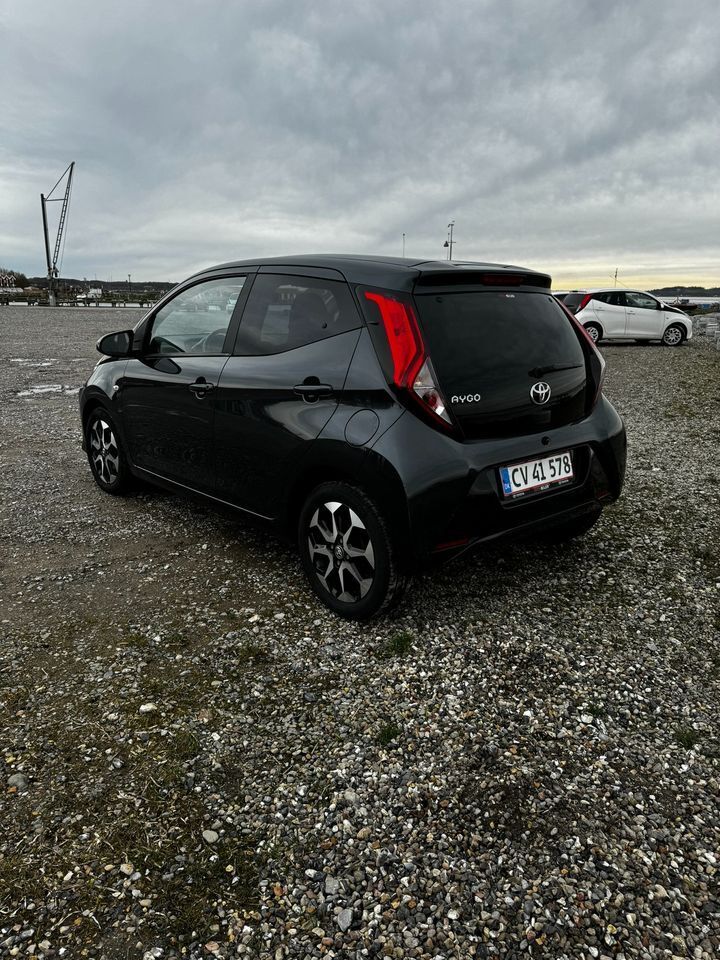 Grå Toyota Aygo fra 2020