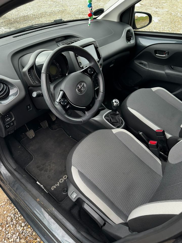 Grå Toyota Aygo fra 2020