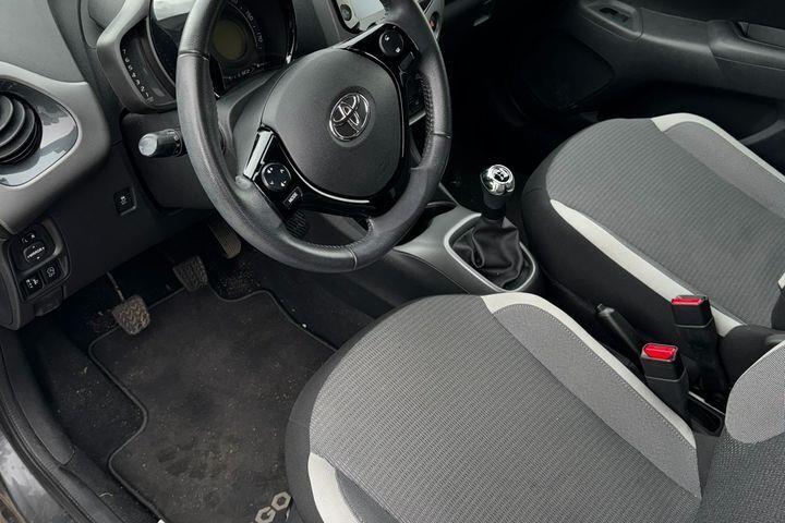 Grå Toyota Aygo fra 2020
