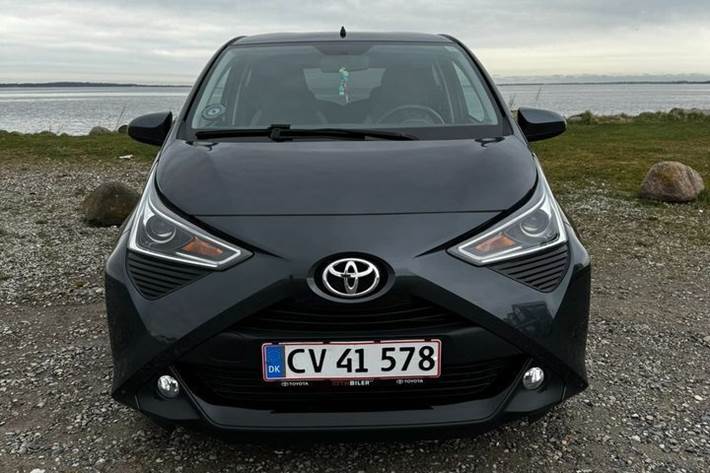 Grå Toyota Aygo fra 2020