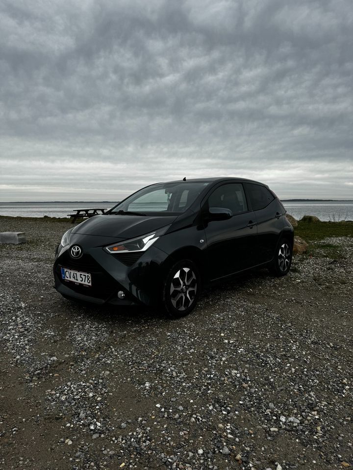 Grå Toyota Aygo fra 2020