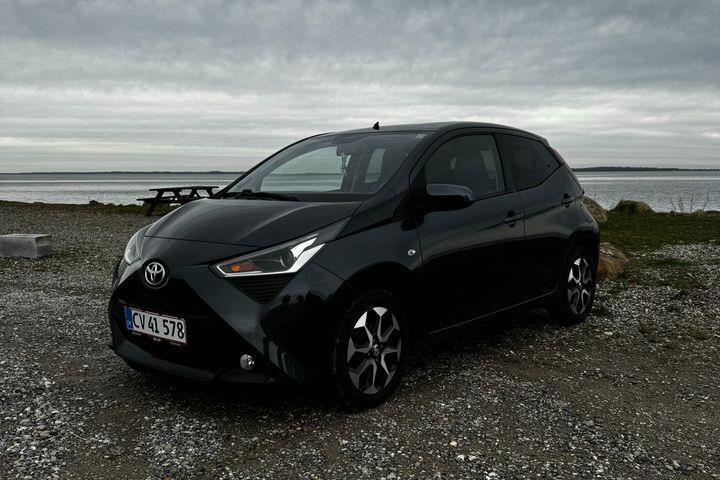 Grå Toyota Aygo fra 2020